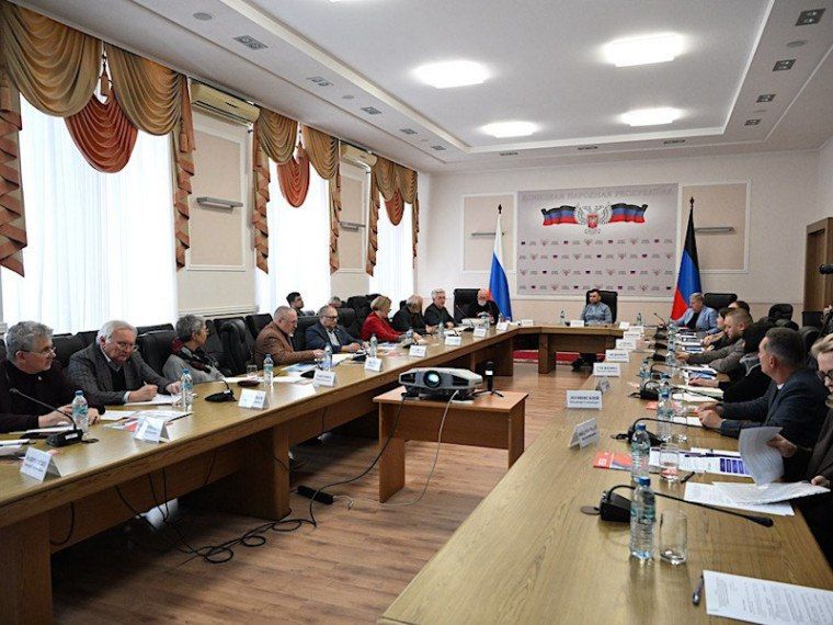 Денис Пушилин, Глава Донецкой Народной Республики, провел встречу с представителями Союза архитекторов России, возглавляемыми президентом Николаем Шумаковым