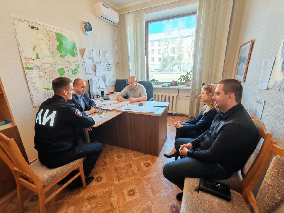 Заседание комиссии. Заместитель Председателя Торезского городского совета Андрей Пашков совместно с заместителем главы администрации городского округа Торез Александром Ставицким, гос.инспектором дорожного надзора ОГИБДД...