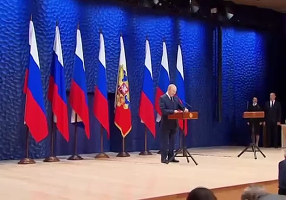 Владимир Путин вручил госнаграды учителям участников спецоперации