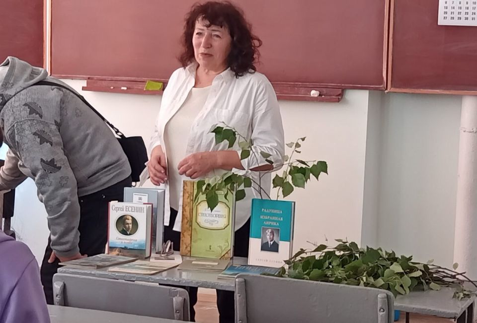 Всю душу выплесну в слова «Тебе одной плету венок, Цветами сыплю стежку серую. О Русь, покойный уголок, Тебя люблю, тебе и верую…»