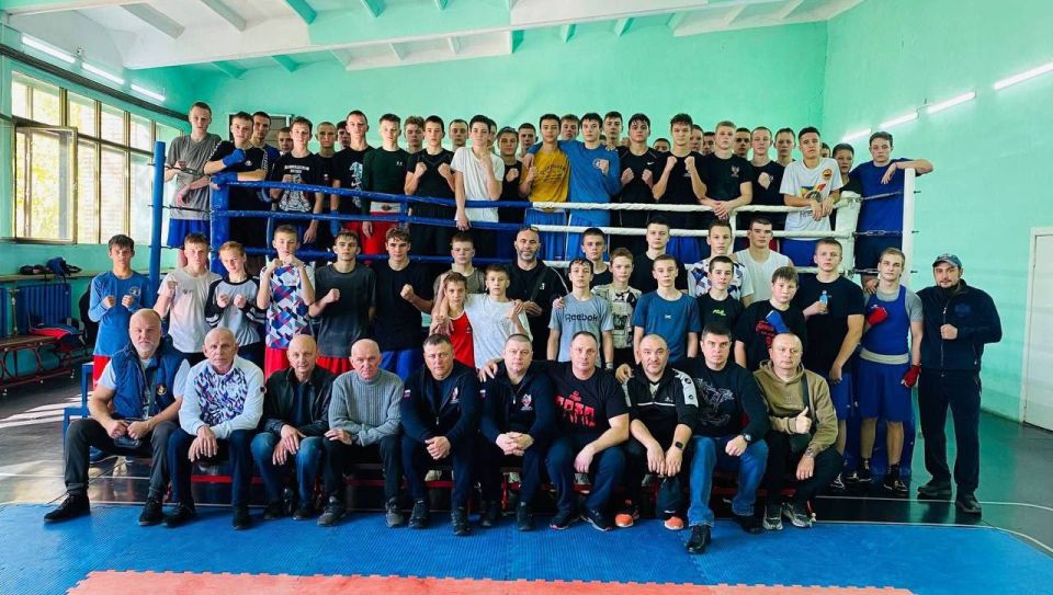 Сегодня в Харцызске в СОК «Витязь» прошла тренировка сборной ДНР по боксу