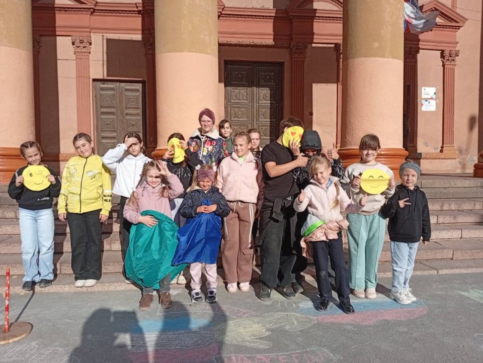 Вчера на площади Зугрэсского городского Дворца культуры состоялась яркая и веселая развлекательно-игровая программа для детей, приуроченная к Всемирному Дню улыбки