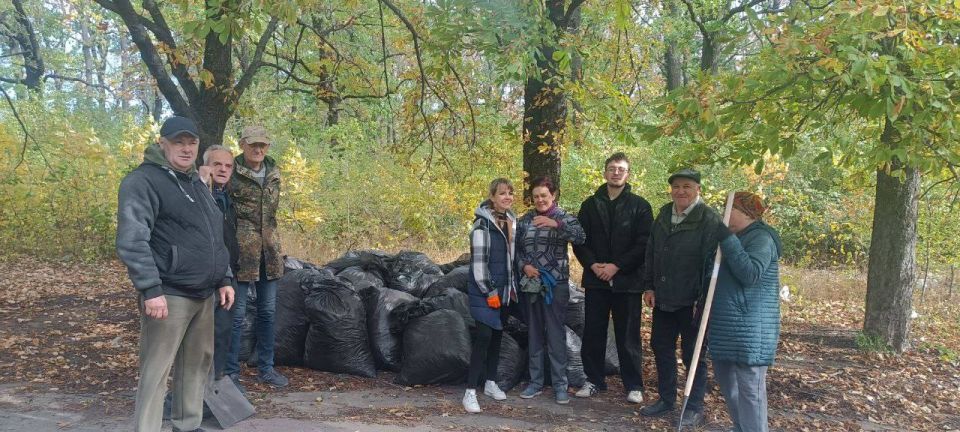 Сегодня сотрудники ГБПОУ "Харцызский многопрофильный техникум" вышли на традиционный субботник, чтобы придать своему учебному заведению и прилегающей территории свежий и ухоженный вид