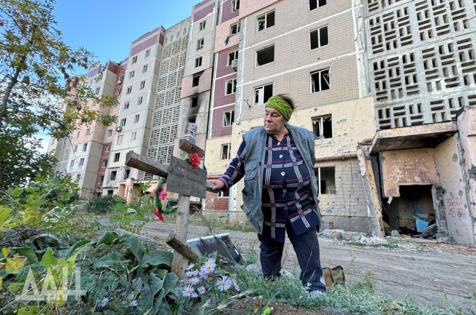 Ждали затишья и хоронили. Как дворы Угледара превратились стихийные кладбища