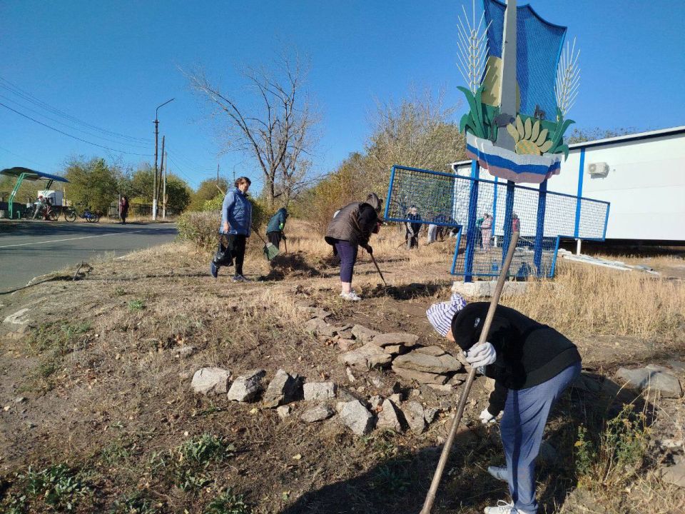 Сегодня силами Зуевского территориального отдела, а также сотрудниками организаций и учреждений был проведен субботник в селе Золотаревка