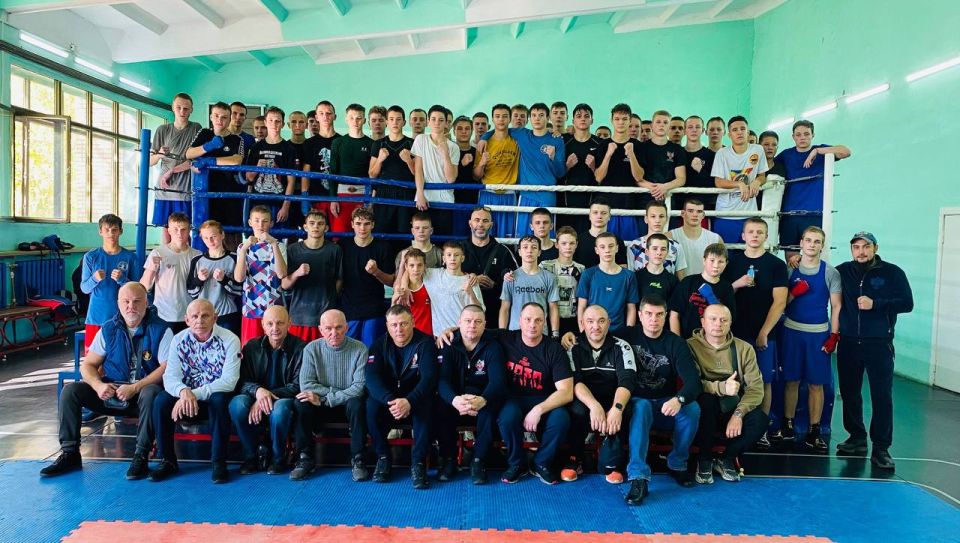 Сегодня в СОК ВИТЯЗЬ , в рамках подготовки к предстоящим Всероссийским соревнованиям ,состоялась совместная тренировка лидеров сборной республики по боксу среди старших юношей ( 2009-10 г.р. )