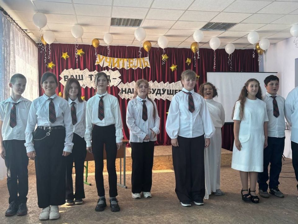 3 октября в ГБОУ «Школа № 3 г.о. Дебальцево» царила невероятная атмосфера праздника и благодарности людям самой благородной профессии – Учителя!