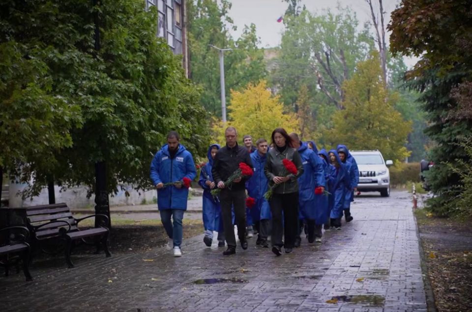 Молодежь ДНР почтила память погибших преподавателей в День учителя