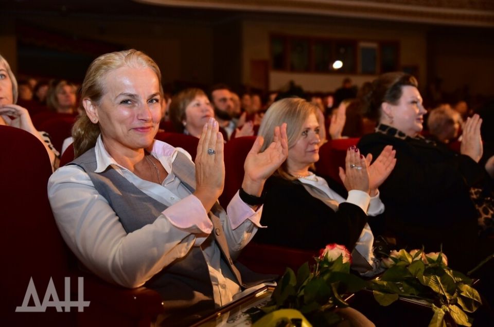 Молодежь ДНР отметила вклад педагогов в формирование у детей основ мировоззрения