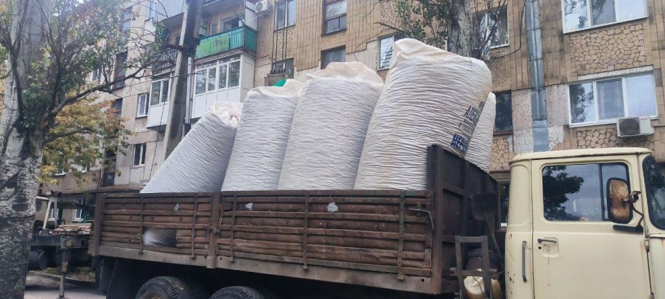 Подрядчики Нижегородской области продолжают ремонт крыш домов в Харцызске