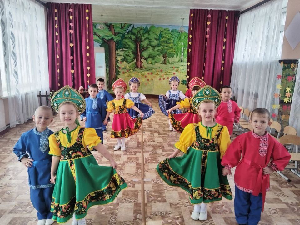 На Руси издавна повелось проводить народные праздники, и осень традиционно считается лучшим временем для народных гуляний, ведь именно осенью природа дарит богатый урожай