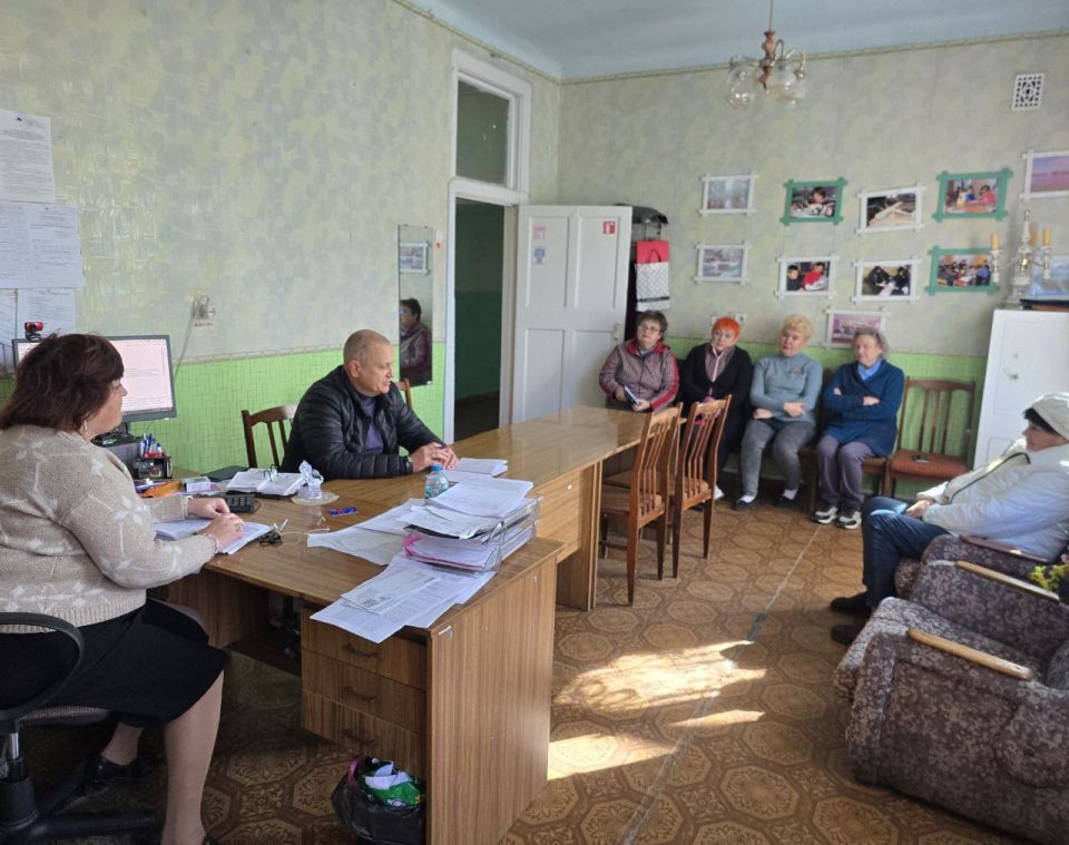 Председатель #Комитет_по_поддержке_участников_СВО Дмитрий Огилец (фракция «Единая Россия») по поручению Главы ДНР Дениса Пушилина провел встречу с трудовым коллективом «Харцызской станции юных техников»