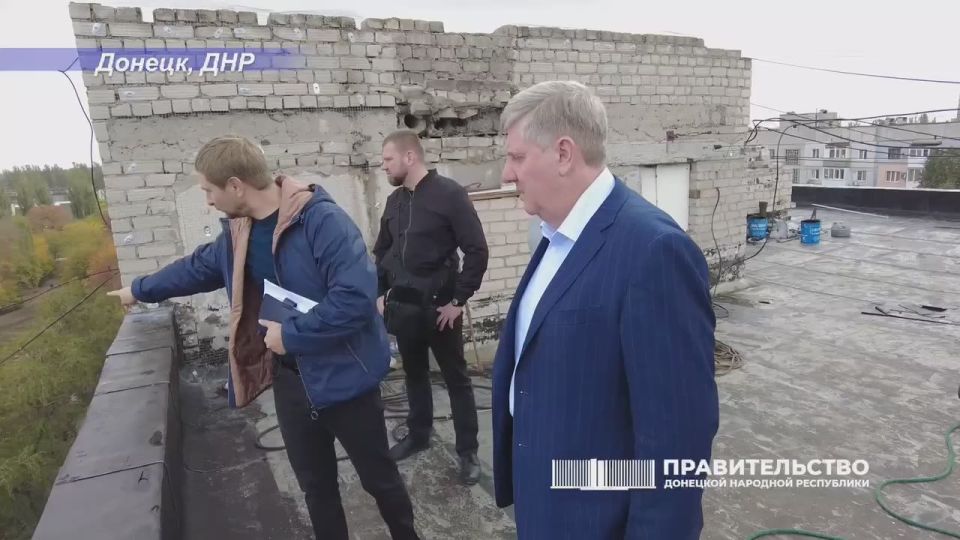 Андрей Чертков: Как и обещал жителям многоквартирного дома по улице Краснофлотской, заехал лично убедиться, как идут работы по ремонту крыши