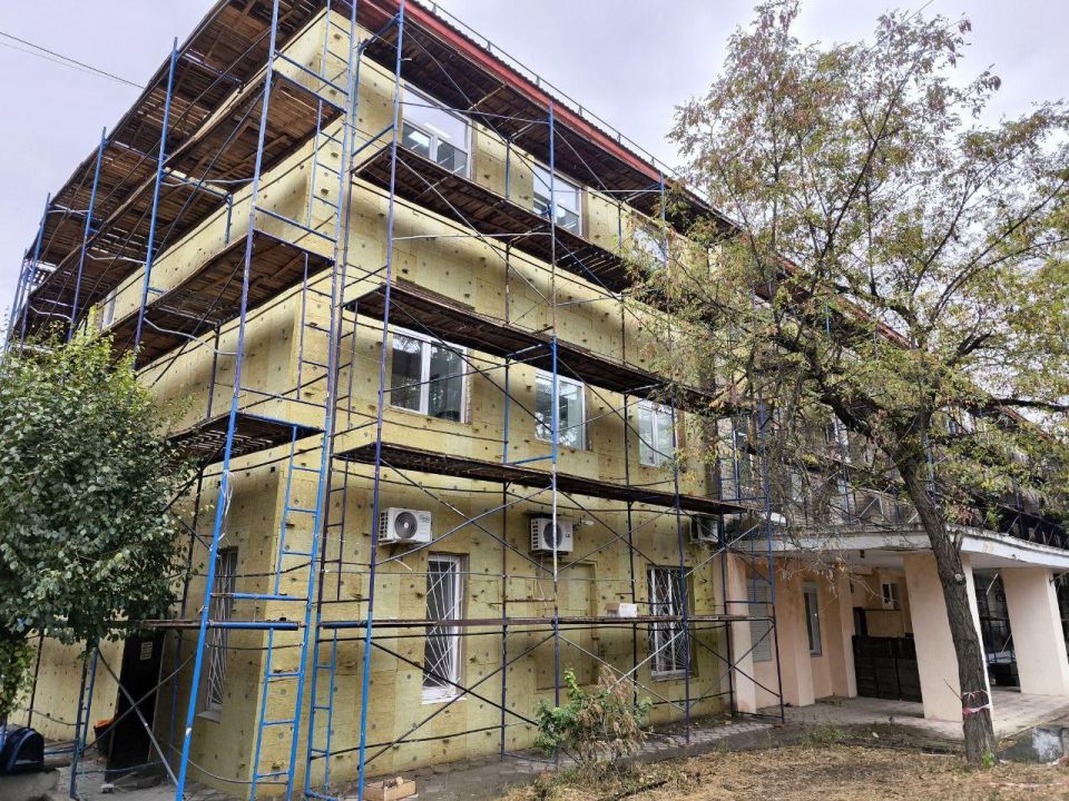 В Докучаевске продолжается восстановление здания будущего молодежного центра под шефством Якутия