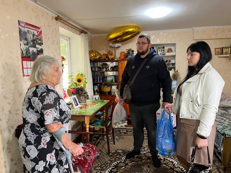 В рамках реализации партийного проекта «Крепкая семья», посвящённого празднованию Дня пожилого человека, отдел опеки и попечительства администрации городского округа Дебальцево сердечно поздравили Варварюк Тамару Андреевну...