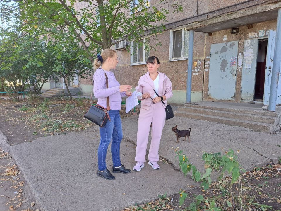 06 октября 2025 года, начальник Светлодарского территориального отдела управления по работе с территориальными органами администрации городского округа Дебальцево Юлия Шевченко встретилась с жителями города Светлодарск