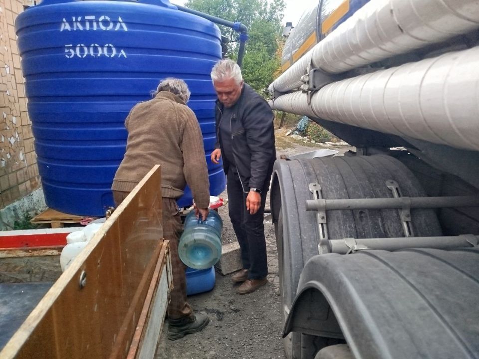 В рамках поручения Главы Республики Дениса Пушилина депутат Торезского городского совета Владимир Зайнутдинов проконтролировал своевременный подвоз воды населению по адресу: ул. 8 Марта