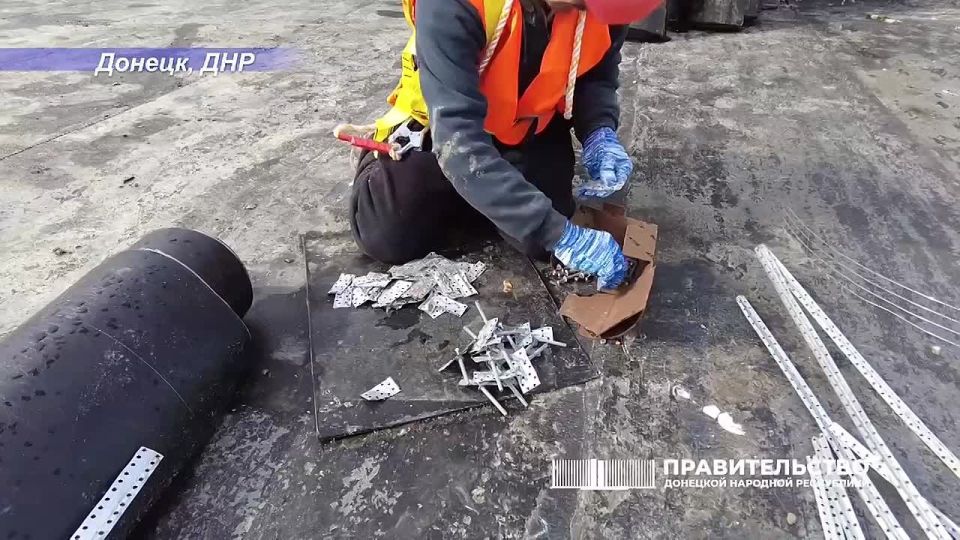 Андрей Чертков проинспектировал восстановительные работы крыши многоквартирного дома по ул. Краснофлотской в Макеевке, которые планируют закончить к началу отопительного сезона