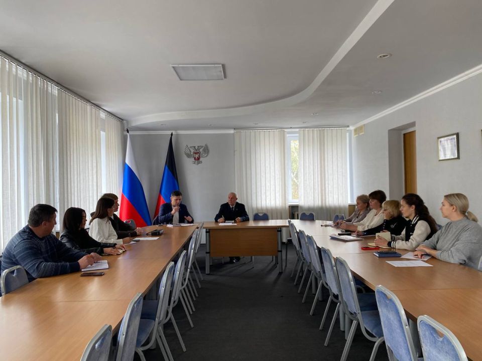 Сегодня провел заседание штаба по здравоохранению с главным врачом ГБУ ДНР «ЦГБ г. Харцызска» Андреем Медведевым, сотрудниками Администрации, депутатами и представителями некоммерческих организаций, где были рассмотрены...