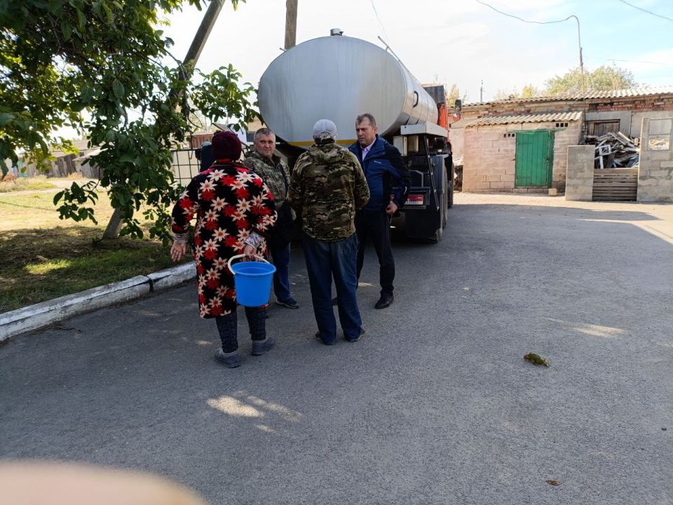 Таймураз Арсоев: В рамках исполнения поручения Главы Донецкой Народной Республики Дениса Пушилина, проконтролировал своевременное наполнение ранее установленных емкостей в селе Ровнополь