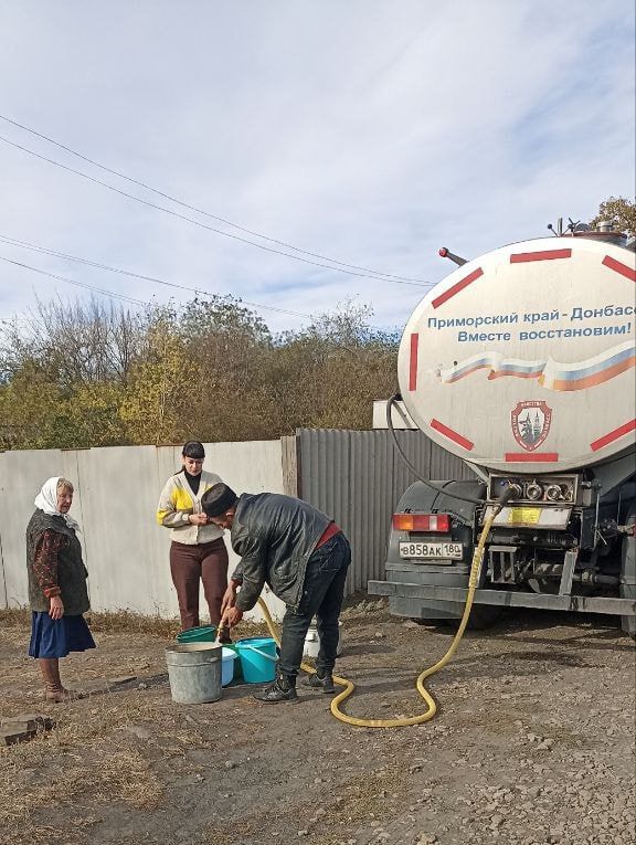 В рамках поручения Главы Республики Дениса Пушилина депутат Торезского городского совета Анна Матраева присутствовала при подвозе воды населению по улице Тираспольская