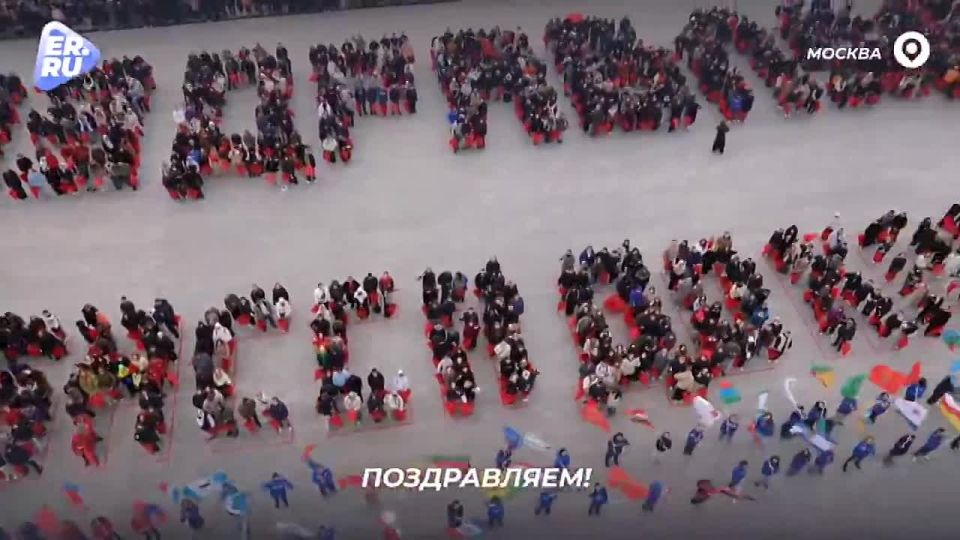 Единая Россия и МГЕР отметили день рождения Путина флешмобами по всей стране