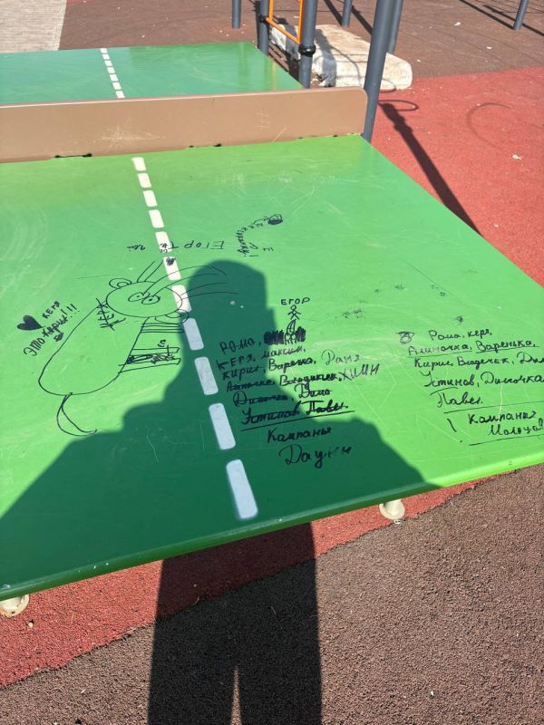 Александр Качанов: На спортивной площадке произошло неприятное событие.Группа подростков решила проявить свою “творческую” активность, оставив неприятные следы своего пребывания