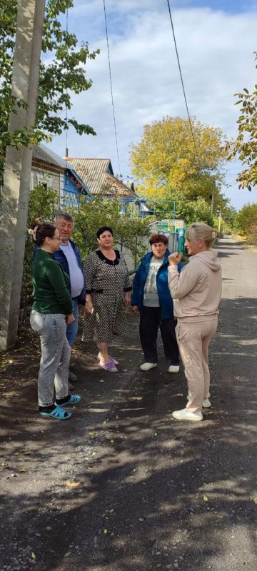 7 октября лидер общественного мнения Администрации Старобешевского муниципального округа Жидкова Виктория провела встречу с населением город Комсомольское по улице Пролетарская