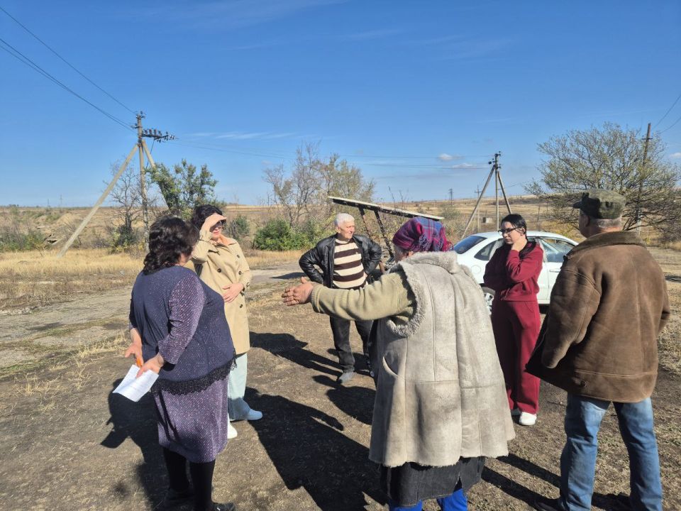 Сегодня управляющий делами Администрации муниципального образования городского округа Харцызск Вера Маркитантова провела встречу с гражданами в селе Войково на ул. Ленина