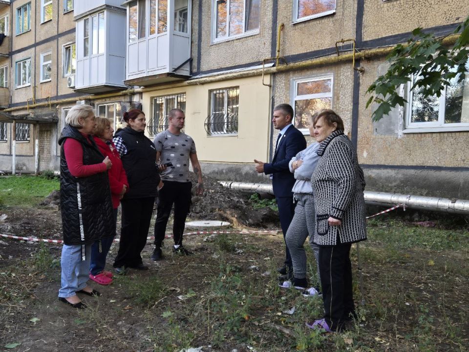 Председатель #Комитет_по_вопросам_агропромышленного_комплекса_земельных_отношений Юрий Леонов (фракция «Единая Россия) по поручению Главы ДНР Дениса Пушилина провел сход граждан с жителями улицы Багратиона в Буденновском...