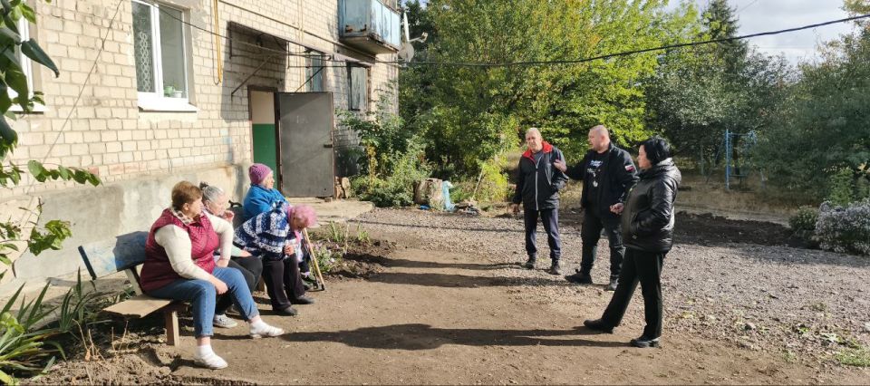 Вчера заместитель главы Администрации муниципального образования городского округа Харцызск Виктория Рогожина в г. Зугрэс на улице Ленинградская провел встречу с жителями