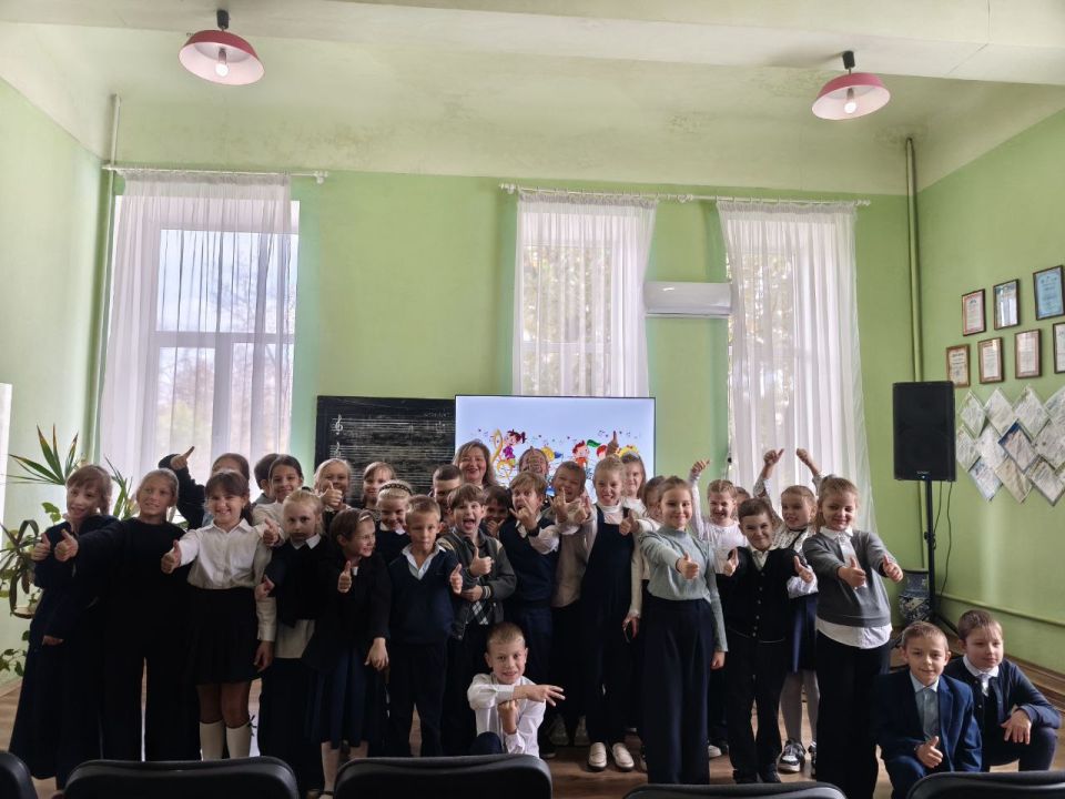 «ЗДРАВСТВУЙ, ПЕСНЯ!». Во вторник, 07 октября 2025 года, в вокальной студии «Ассорти» МБУ «ДК им. В. Маяковского г. о. Торез» состоялась музыкальная встреча «Здравствуй, песня!»