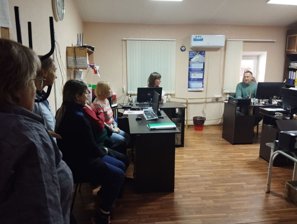 Сегодня начальник отдела по физической культуре и спорту Администрации городского округа Харцызск Евгений Гладкий провел встречу с трудовым коллективом Муниципального бюджетного учреждения СОК «ВИТЯЗЬ»