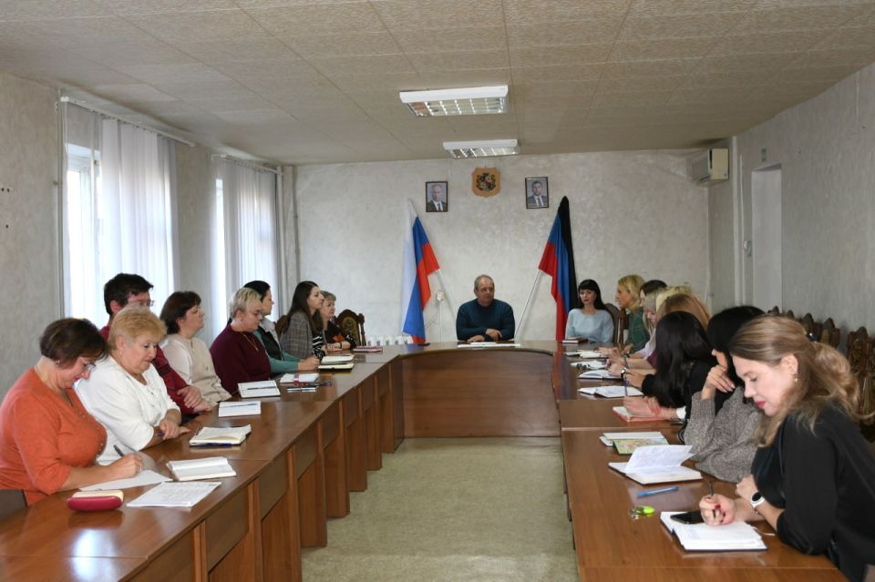 В Кировском обсудили вопросы, связанные с благоустройством, подготовкой к отопительному сезону и социальных выплат