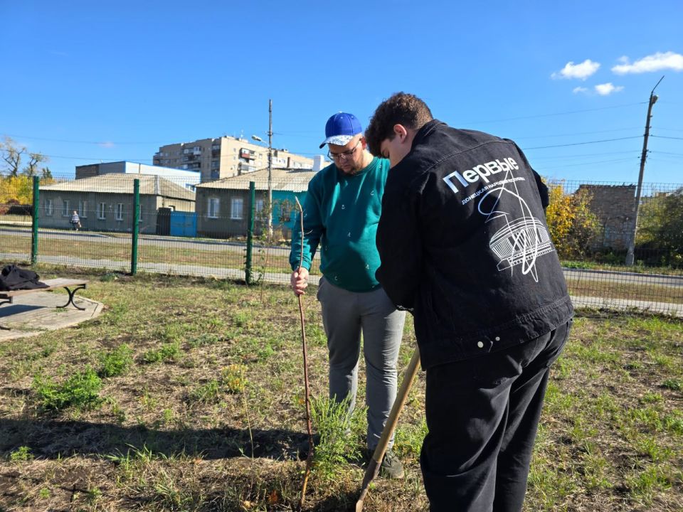 В городском округе Дебальцево отметили день рождения Владимира Путина акцией озеленения