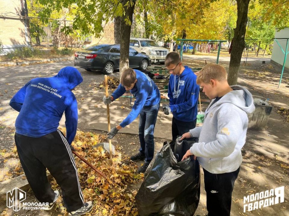 Наш подарок Президенту: Чистые дворы от "Молодой Гвардии" в Докучаевске