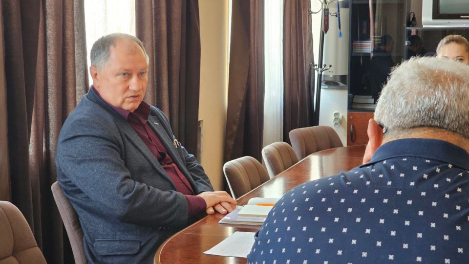 Игорь Мартынов: Сегодня провёл рабочее совещание, на котором обсудили организацию системной работы по очистке канализационных сетей с привлечением наших новых каналопромывочных машин