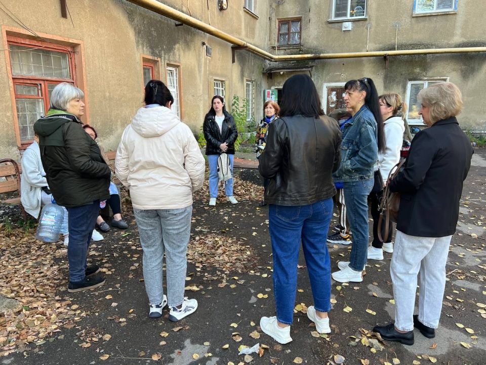Сегодня представители Администрации городского округа Харцызск в г. Зугрэс на улице Пушкина провели встречу с жителями