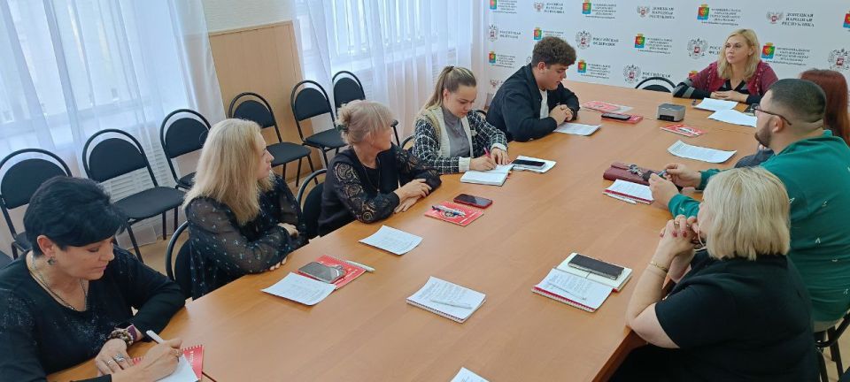Актив Совета женщин города Дебальцево совместно с депутатом городского совета Натальей Сиренко 7 октября 2025 года принял участие в заседании Муниципального координационного совета городского округа Дебальцево, посвящённого...