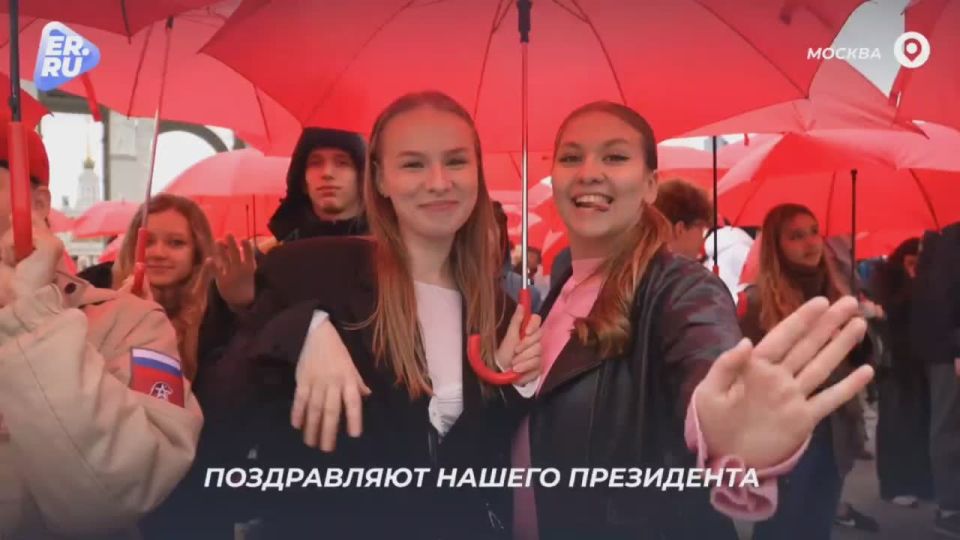 Тысячи активистов МГЕР и «Волонтёрской Роты» провели в регионах флешмобы ко Дню рождения Владимира Путина