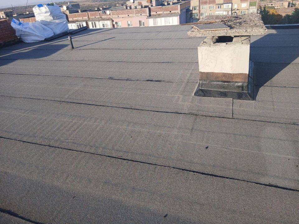 Подрядчики Нижегородской области ремонтируют крышу дома в Харцызске