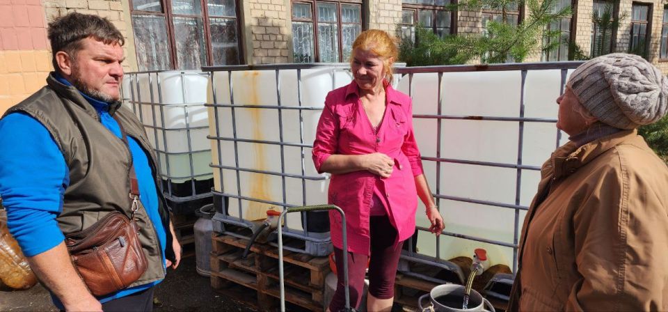 В рамках протокольного поручения Главы Республики Дениса Пушилина депутат Торезского городского совета Андрей Федченко проконтролировал подвоз воды в ранее установленную ёмкость по улице Фадеева