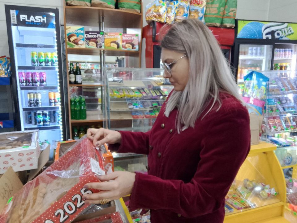 Председатель Совета женщин города Тореза Зверева Марина, в составе комиссии "Народного контроля" города Тореза, совместно с депутатом Народного Совета Бедило Андреем, помощником депутата Народного совета Волосковым Сергеем