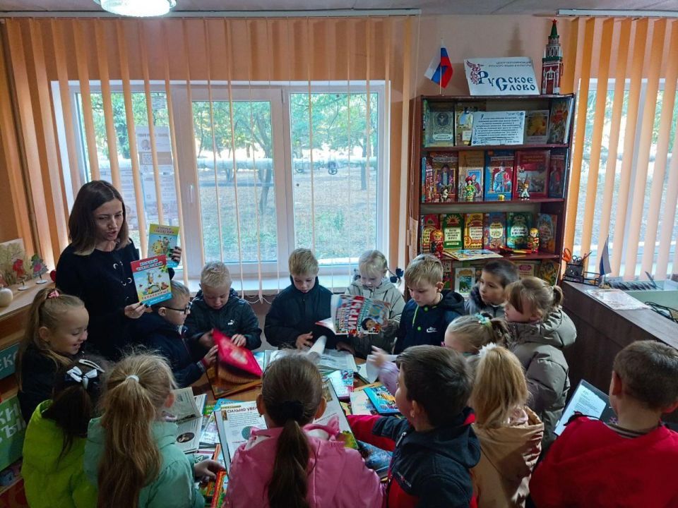 Александр Шатов: Центральная городская детская библиотека Шахтерска получила посылку с подарками от Сахалинской области