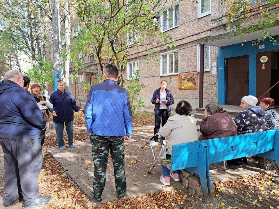 08 октября 2025 года, начальник Светлодарского территориального отдела управления по работе с территориальными органами администрации городского округа Дебальцево Юлия Шевченко встретилась с жителями города Светлодарск