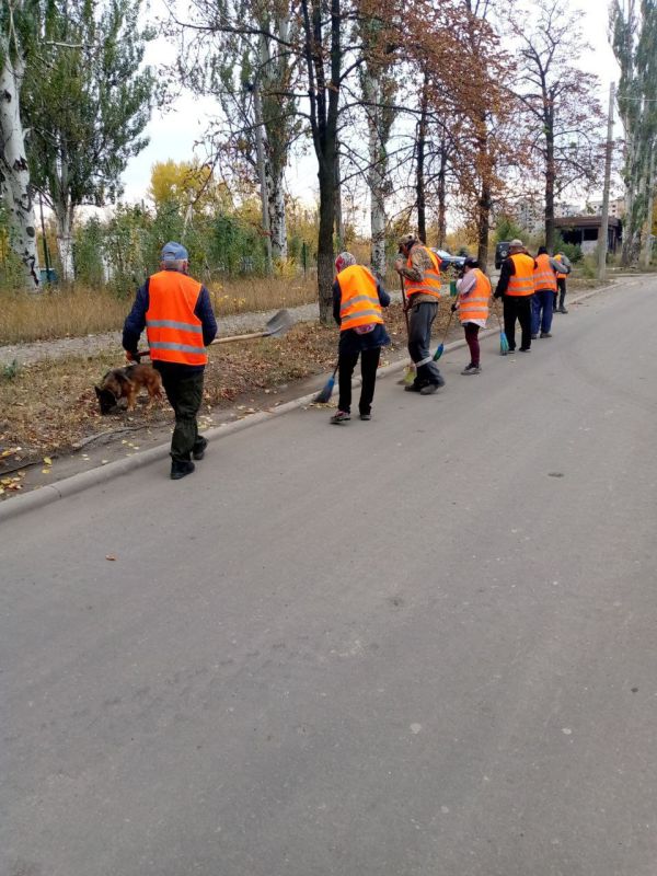 С заботой об округе.. За 08.10.2025 года работниками МУП АГЯ «ЖЭК» выполнены следующие виды работ: выполнены работы по уборке придомовой территории по адресам: