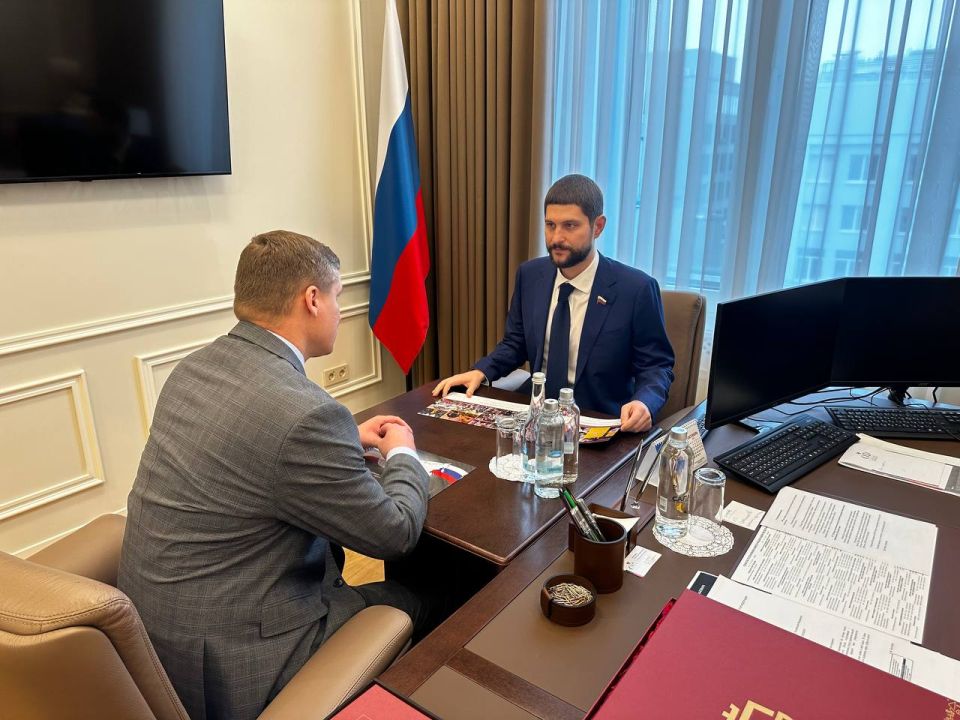 Александр Волошин: Сегодня провёл рабочую встречу с директором межрегиональной общественной организации гуманитарной помощи «Русский мир» Вадимом Хомичем