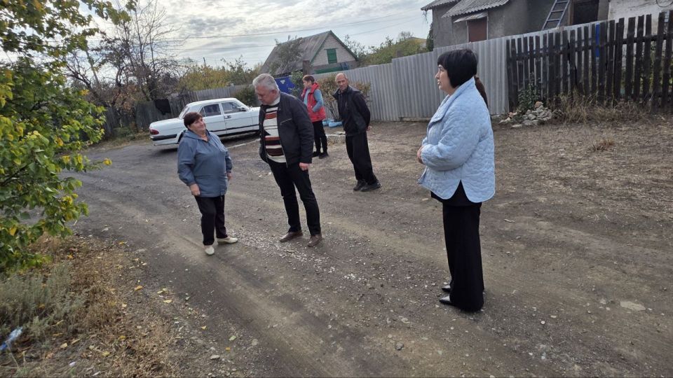 Встреча с населением. 7 октября депутат Торезского городского совета Владимир Зайнутдинов совместно с первым заместителем главы администрации городского округа Торез Анной Макаровой провели встречу с населением по адресу:...