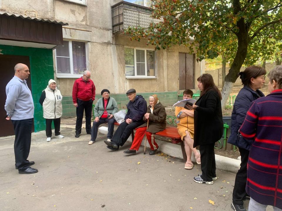 8 октября, заместитель главы администрации городского округа Торез Александр Ставицкий провел встречу с населением по адресу: