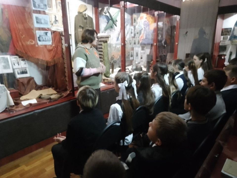 В Музее истории города прошла экскурсия для учащихся ГБОУ "СШ №2 Г. О. Харцызск" об учителях города Харцызска, участниках Великой Отечественный войны , в рамках проекта «Историческая память» партии «Единая Россия»